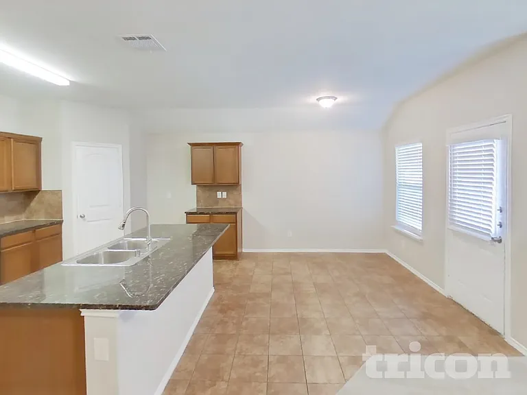 1114 Bellevue Dr — Photo 3