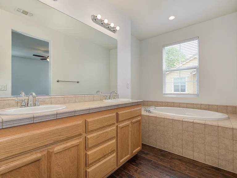 24 Crystalwood Cir — Photo 16
