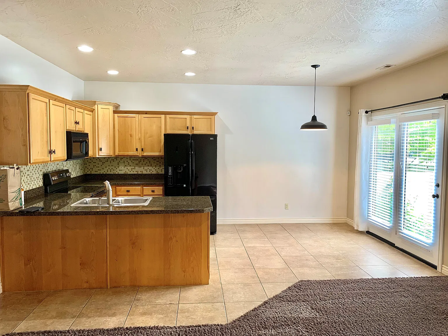 4 bed, 2016 sqft, $2,250 — Photo 4
