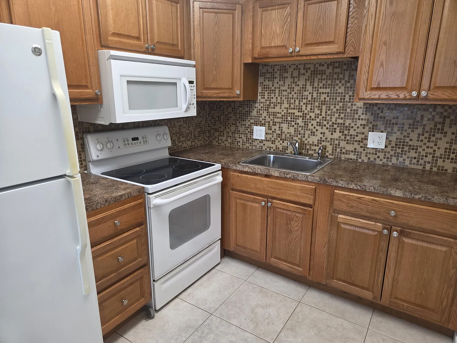 2 bed, 1.5 bath, 820 sqft, $1,650 — Photo 2