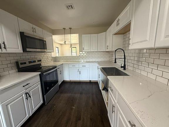 2nd image of 806 W 2nd St