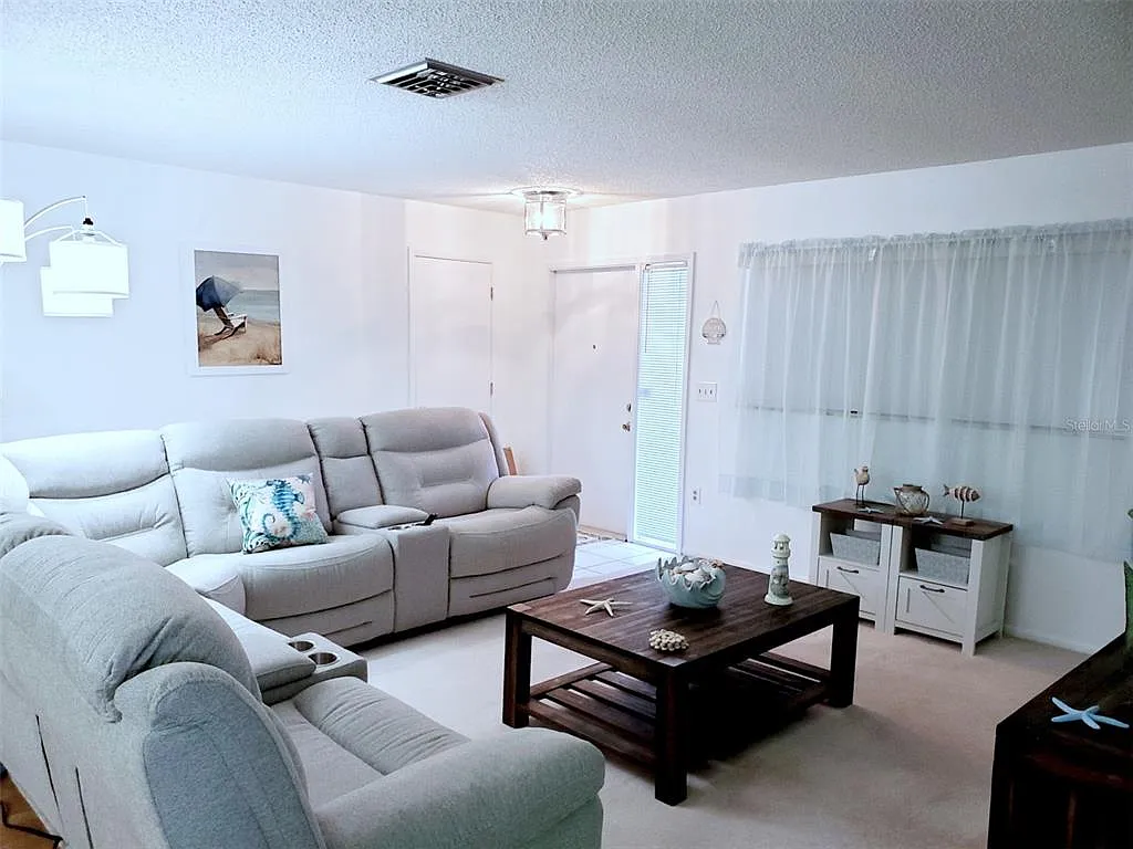 3 bed, 2.0 bath, 2013 sqft, $4,300 — Photo 4