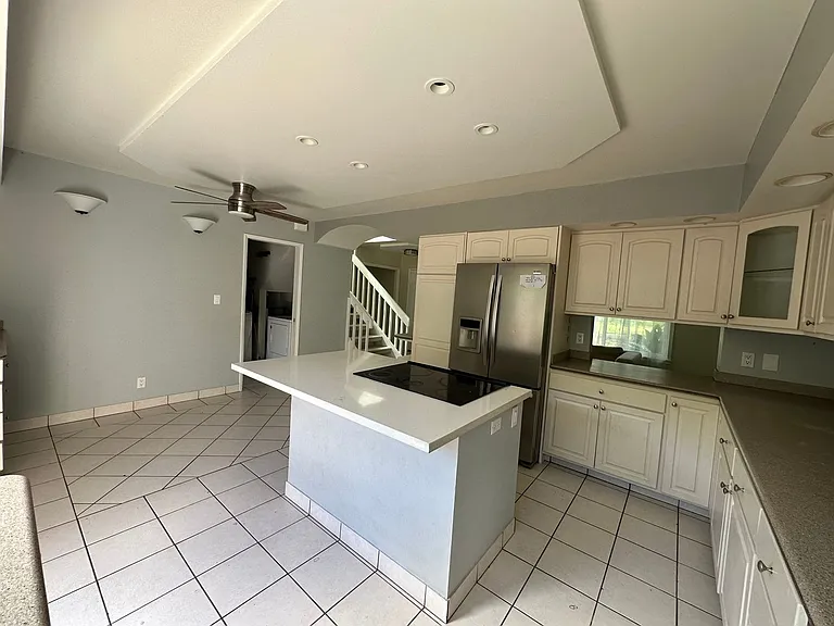 1058 Awawamalu St #E — Photo 21