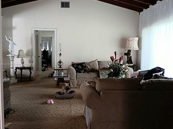 4th image of 805 NE 115th St