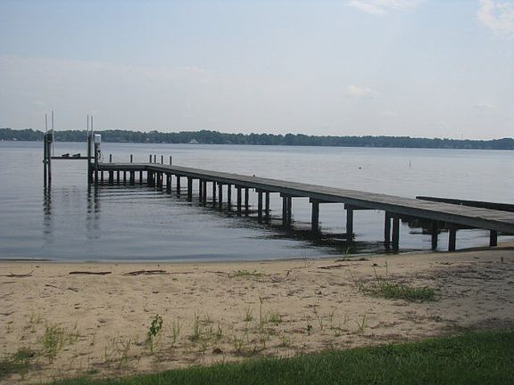 4th image of 716 E Bayside Dr