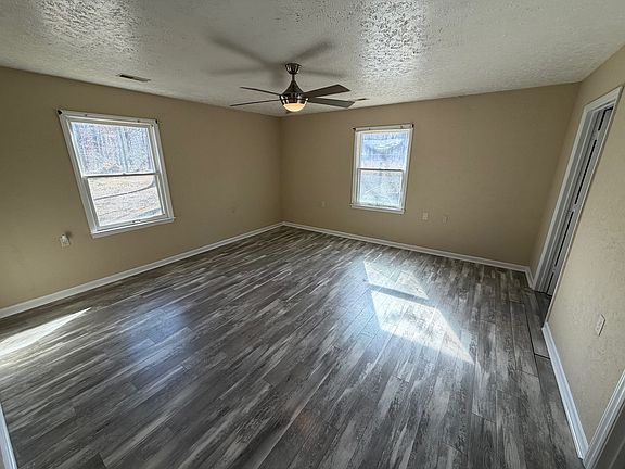 5th image of 261 Oak Dr