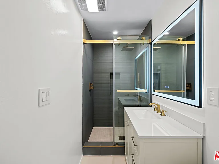 136 S Palm Dr #301 — Photo 13