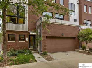 1146 Mayberry Plz, Omaha, NE 68108