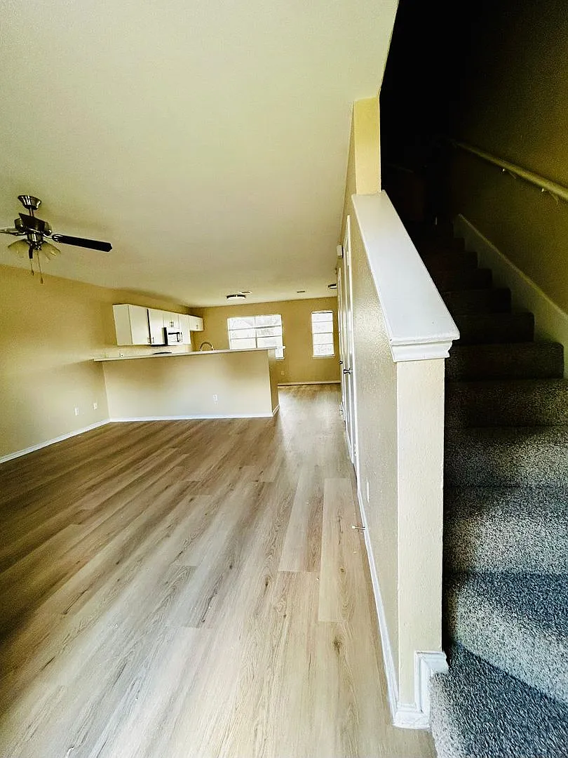 River Crossing - Near Downtown - 2bd /2.5ba - Townhome - Yard - Pet Friendly - $1500 - Rent Special — Photo 3