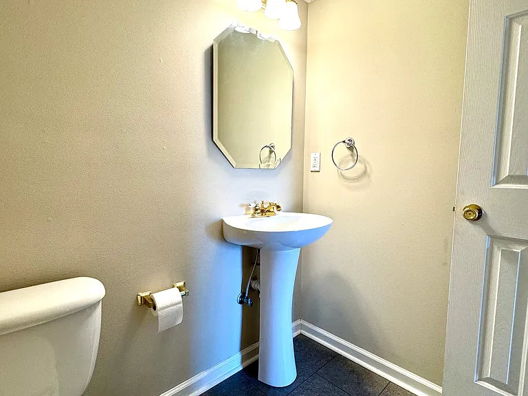 638 Hampton Way #B — Photo 22