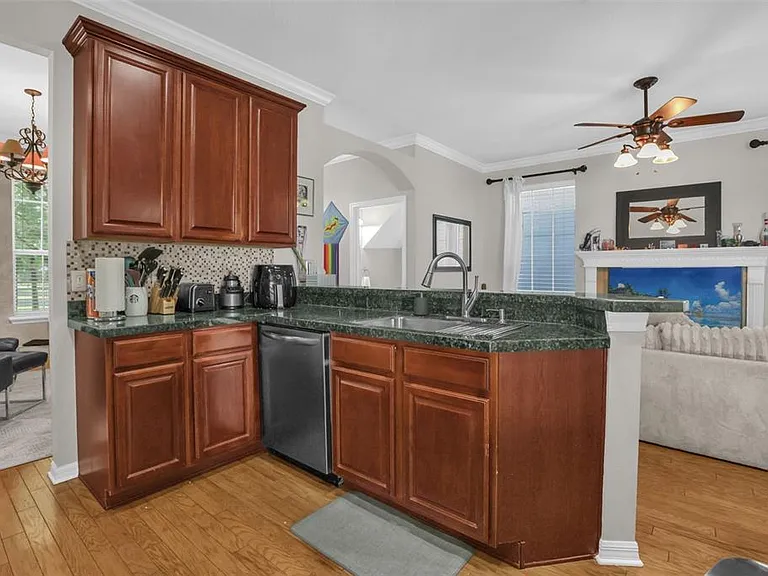 2165 Ridgewood St — Photo 11