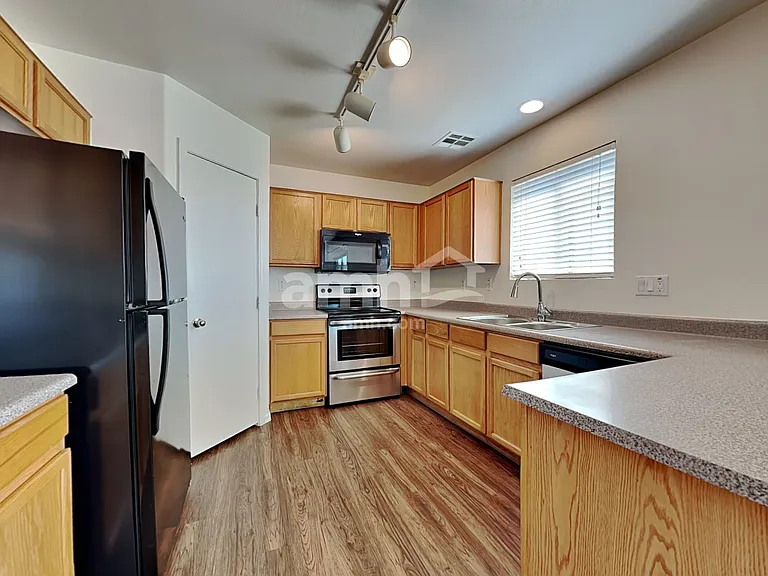 6727 W Desert Ln — Photo 3