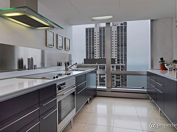 4th image of 1300 N Astor St Unit 27A