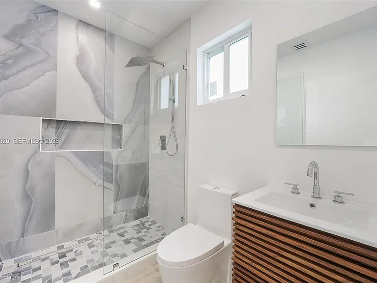 1654 SW 18th Ave — Photo 14
