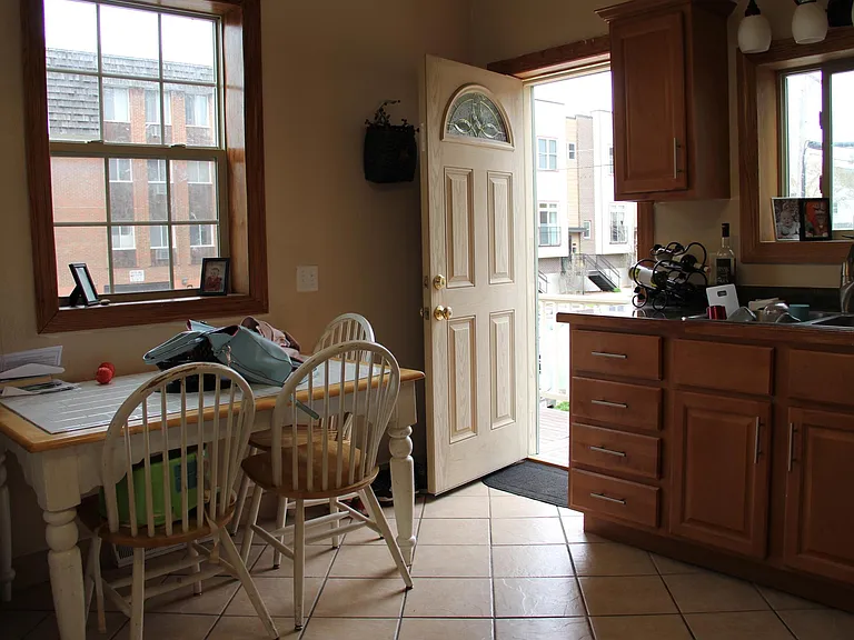 2440 N Oakland Ave — Photo 10