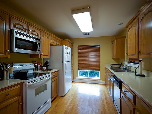 4th image of 310 Heatheroak Ave