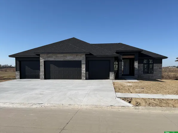 5402 N 213th St, Elkhorn, NE 68022