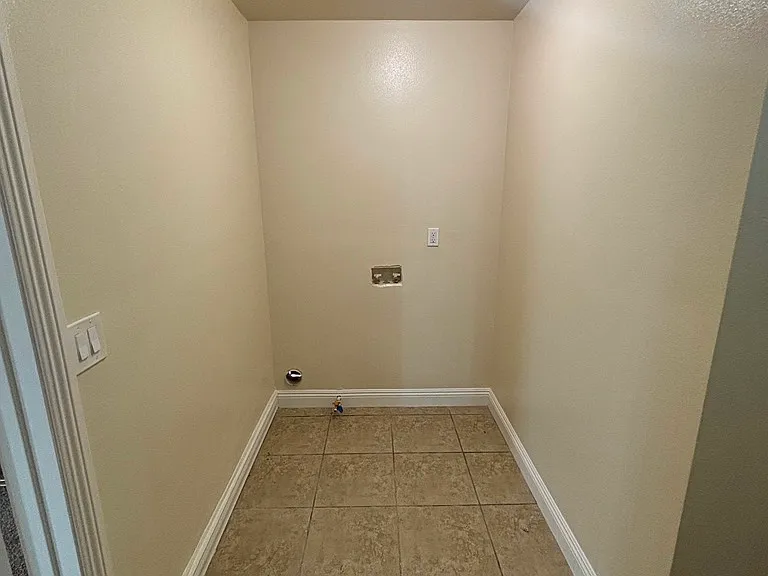 718 W 53rd St — Photo 11