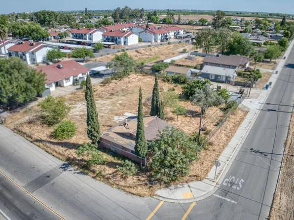 2695 Nebraska Ave, Selma, CA 93662