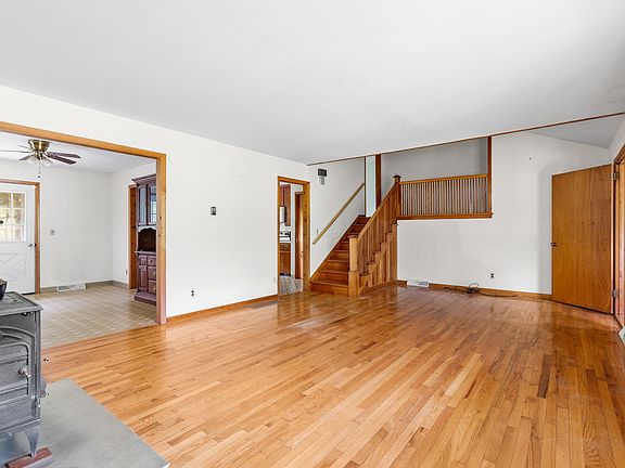 4th image of 840 Nowlan Rd