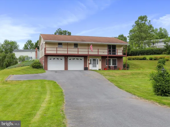 8 Surrey Ct, Chambersburg, PA 17201