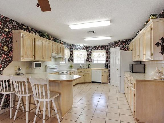 5th image of 815 Moccasin Dr