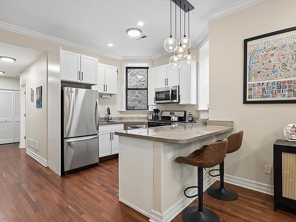 3rd image of 832 W Roscoe St APT 2