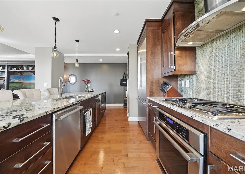 2nd image of 232 N Kingshighway Blvd APT 907