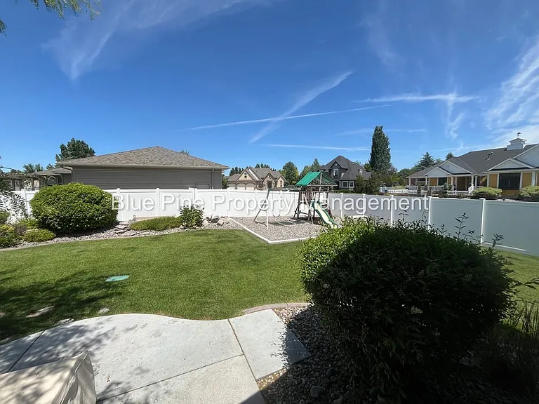 340 Chateau Dr #1 — Photo 30