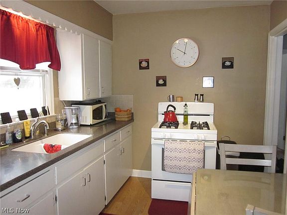 5th image of 324 Saint Leger Ave