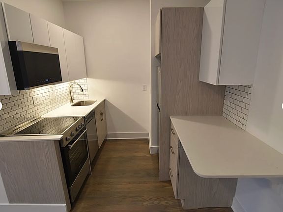 3rd image of 30 Peterborough St APT 30