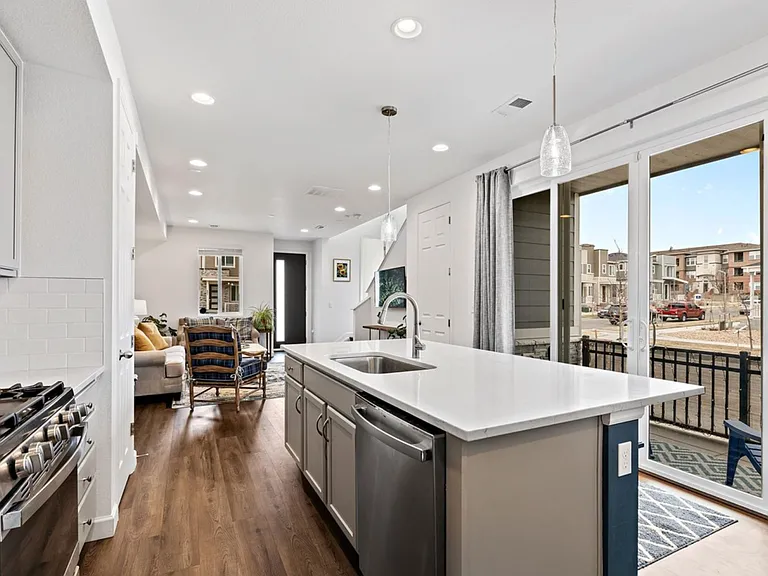 603 S Pitkin Ct — Photo 4