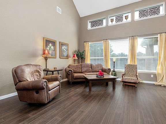 2nd image of 1703 Bentley Dr