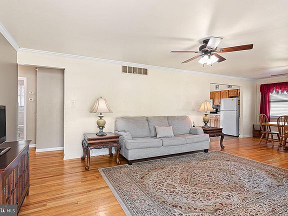 4th image of 744 W 3rd Ave