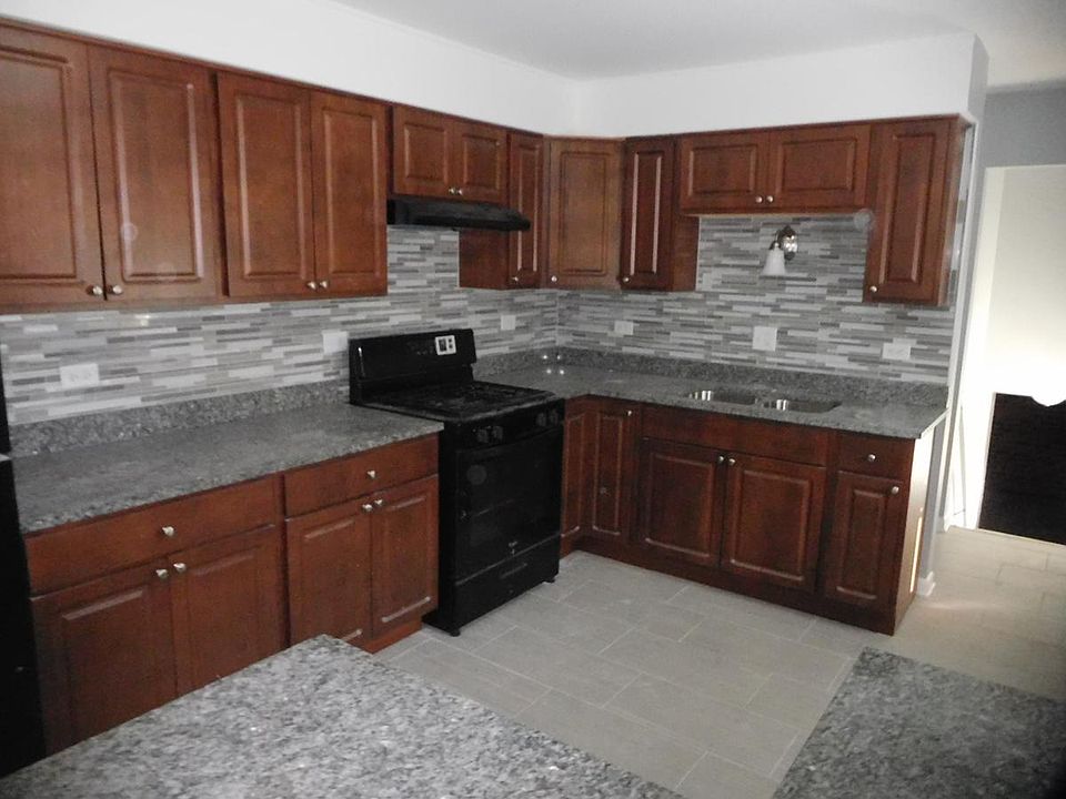 2nd image of 2805 Larkspur Ln