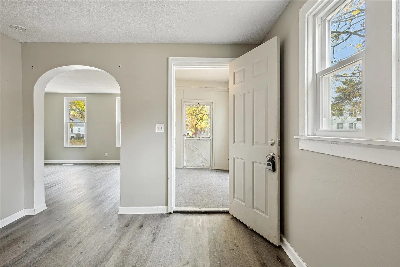 3 bed, 1082 sqft, $2,100 — Photo 3