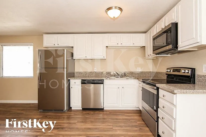 4 bed, 2.0 bath, 2168 sqft, $2,205 — Photo 4