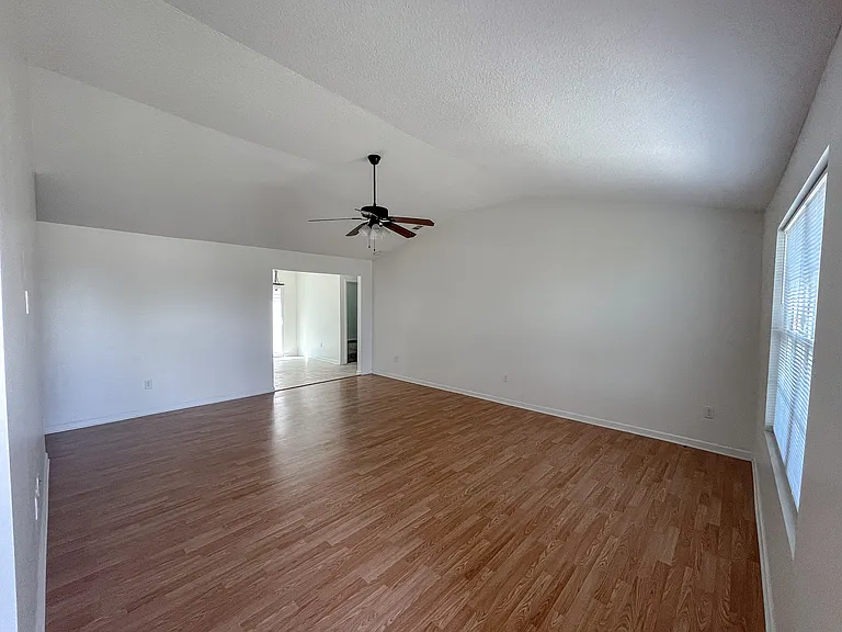 338 S Bridgeport Dr — Photo 2