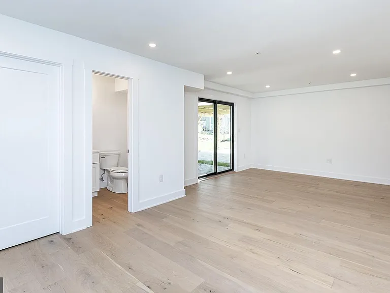981 Henry Ave — Photo 4