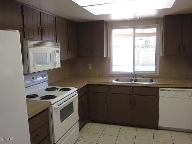 1933 E Apollo Ave — Photo 12