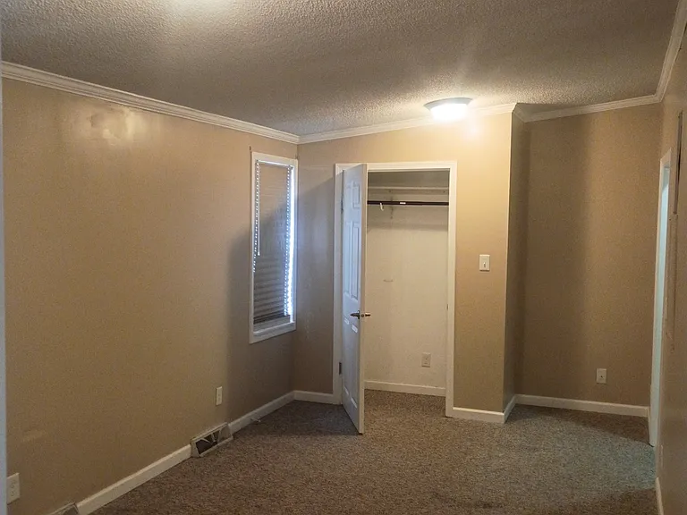 836 Zumstein Dr — Photo 4