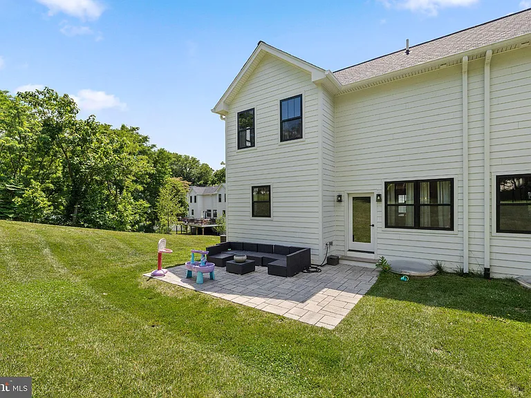 985 Henry Ave — Photo 28