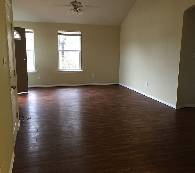2nd image of 207 Robin St