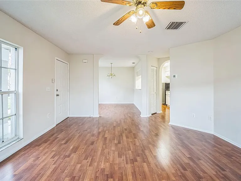 523 Kensington Lake Cir — Photo 4