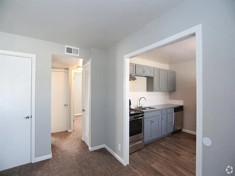 Melrose Place Apartments — Photo 7