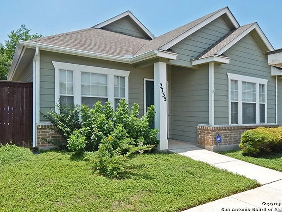 2735 Crown Holw