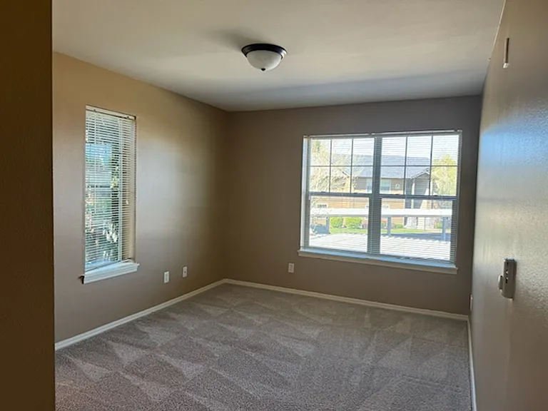 195-Santiam Village Apartments — Photo 41
