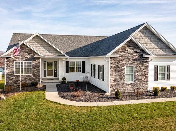 4015 Cambridge Dr, Hermitage, PA 16148