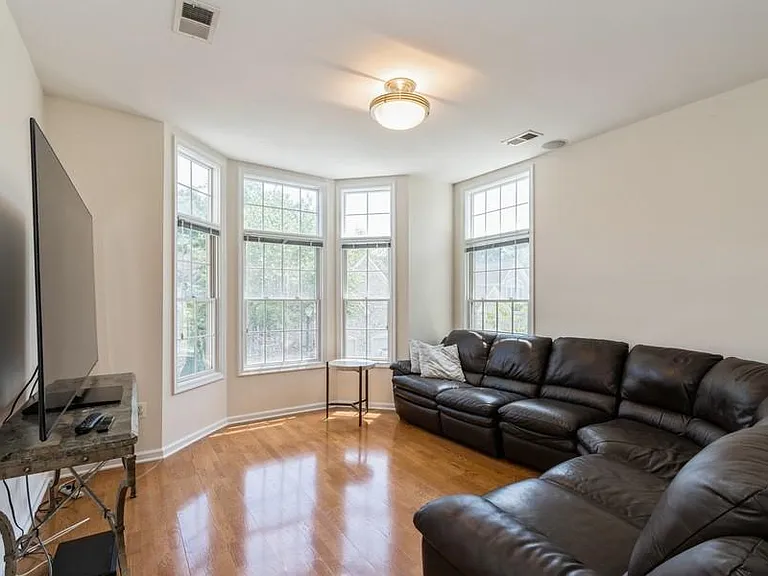605 Binghampton Ln — Photo 10