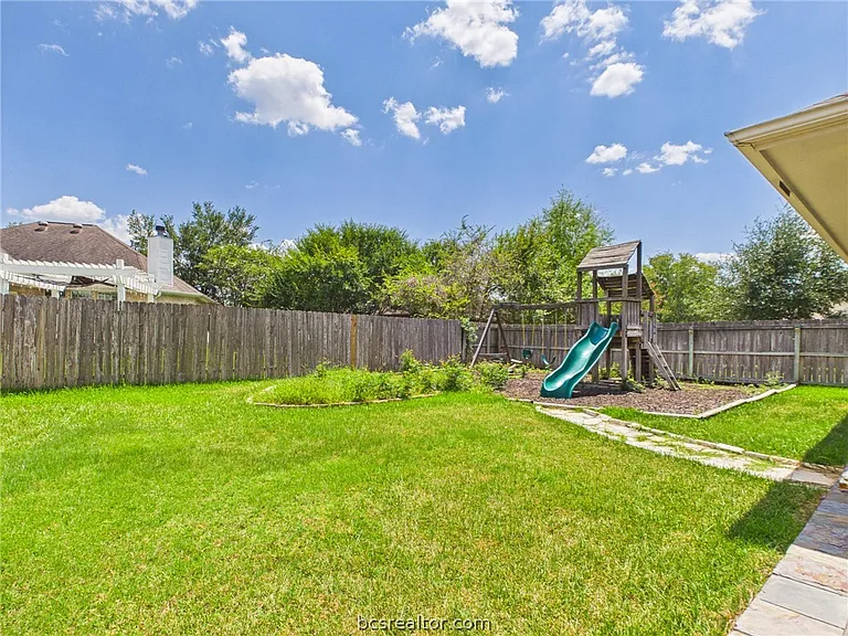 2305 Kendal Green Cir — Photo 22